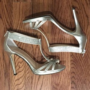 🎉HP!🎉Caparros Silver & Rhinestone 4 Inch Heels